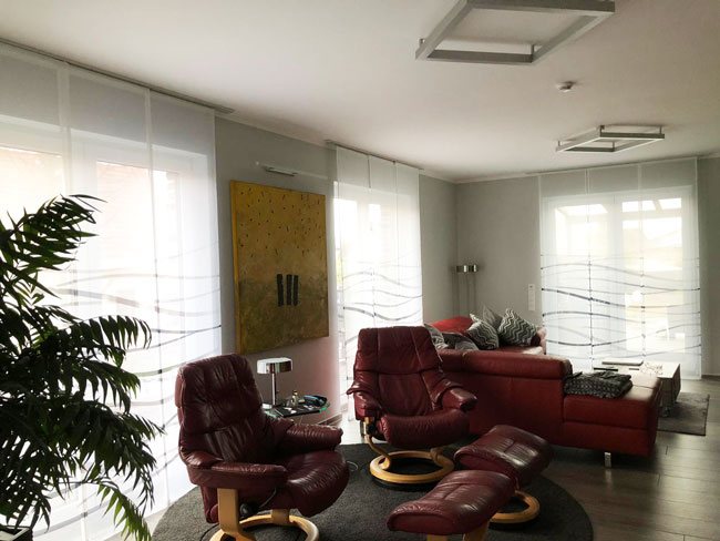 Wohnzimmer mit Flächenvorhängen verarbeitet